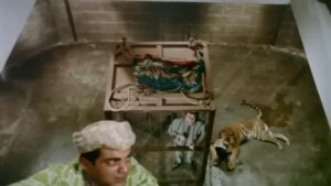 Aankhen 1968 Tiger Scene